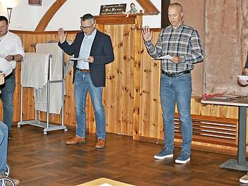 Vier neue Gemeinderäte wurden in Schneckenlohe von Bürgermeister Knut Morgenroth (links) feierlich vereidigt.  Foto: Maria Löffler
