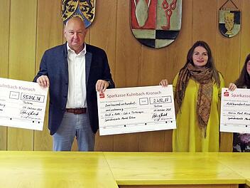 Benjamin Schütze (von links) , Bürgermeister Peter Ebertsch sowie Stefanie Traut und Katharina Heimann freuen sich bei der Scheckübergabe über die große Spendenbereitschaft der Bevölkerung. Auf dem Bild fehlt Kurt Hirschke.  Foto: Heike Schülein