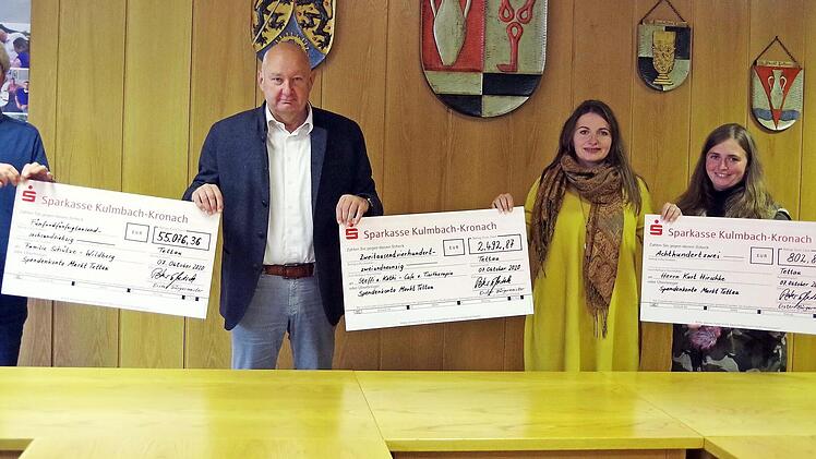 Benjamin Schütze (von links) , Bürgermeister Peter Ebertsch sowie Stefanie Traut und Katharina Heimann freuen sich bei der Scheckübergabe über die große Spendenbereitschaft der Bevölkerung. Auf dem Bild fehlt Kurt Hirschke.  Foto: Heike Schülein