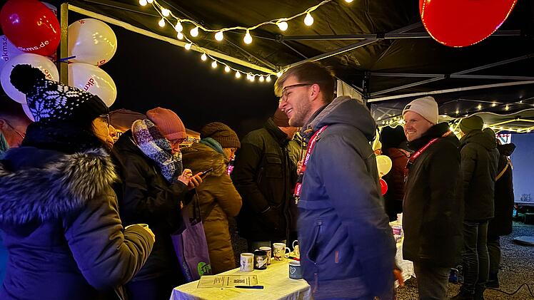 Weihnachtlich geschmückte Traktoren: "Ein Funken Hoffnung für alle" Lichterfahrt