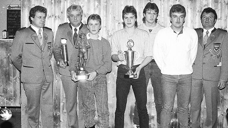 Der Sch&uuml;tzenverein Eichelkranz Premich ehrt die Vereinsmeister. Im Bild (von links) Sportleiter Winfried B&uuml;hner, die Wanderpokalgewinner Peter Metz, Frank Zehe und Alexander Wehner, Christian Kl&ouml;hr (Weihnachts-Scheibe), Frank Voll (Fest-Scheibe) und Sch&uuml;tzenmeister Rudi Schmidt.