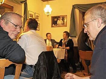 Klaus Pensel (rechts) und Michael Hottung von den Eisenbahnfreunden hoffen, dass ihr Verein noch lange in Gössmannsreuth bleiben kann.