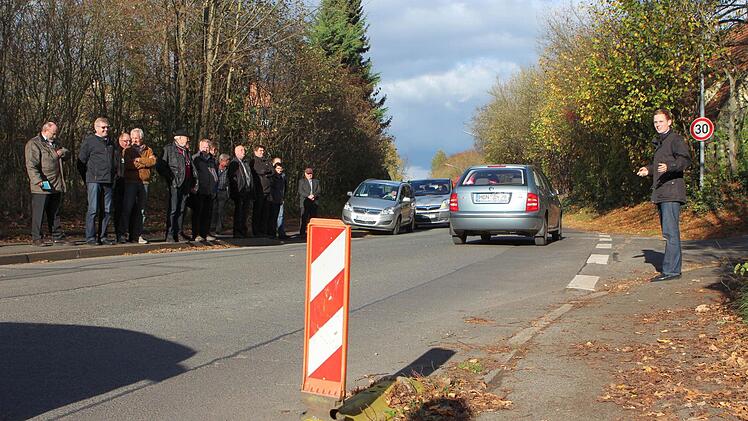 Viele Autos, aber noch eine brauchbare Straße - auch wenn Bad Rodachs Bürgermeister Tobias Ehrlicher (rechts) eindringlich für einen Ausbau der CO 46 warb.