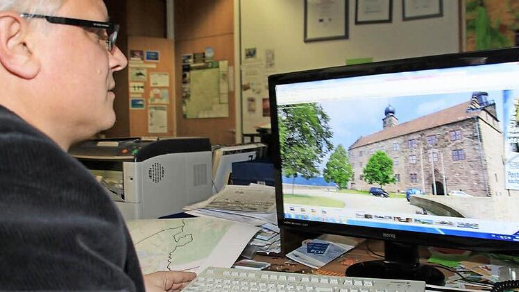 Das Geo-Portal präsentiert nicht nur Zahlen und Fakten, sondern auch spektakuläre 360 Grad-Panoramabilder von verschiedenen Sehenswürdigkeiten. Michael Beck vom Landratsamt demonstriert die Funktion am Beispiel der Plassenburg. Foto: Dagmar Besand