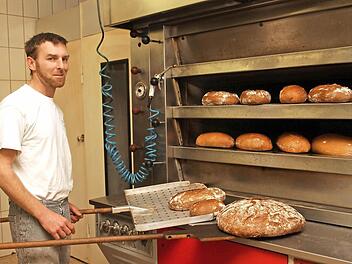 Für das Handwerk und die Lebensmittelbranche stellt Christoph Strohmenger von der "Bäckerei Strohmenger" in Breitbrunn, der hier verschiedene Brotsorten aus seinem Ofen nimmt, die Berufssparte des Bäckers und Konditors vor. Fotos: Günther Geiling