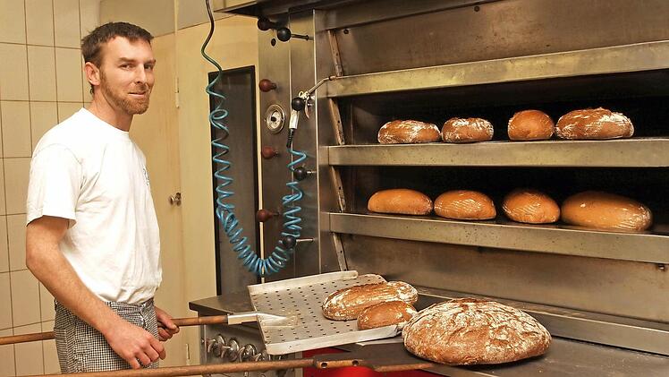 Für das Handwerk und die Lebensmittelbranche stellt Christoph Strohmenger von der "Bäckerei Strohmenger" in Breitbrunn, der hier verschiedene Brotsorten aus seinem Ofen nimmt, die Berufssparte des Bäckers und Konditors vor. Fotos: Günther Geiling