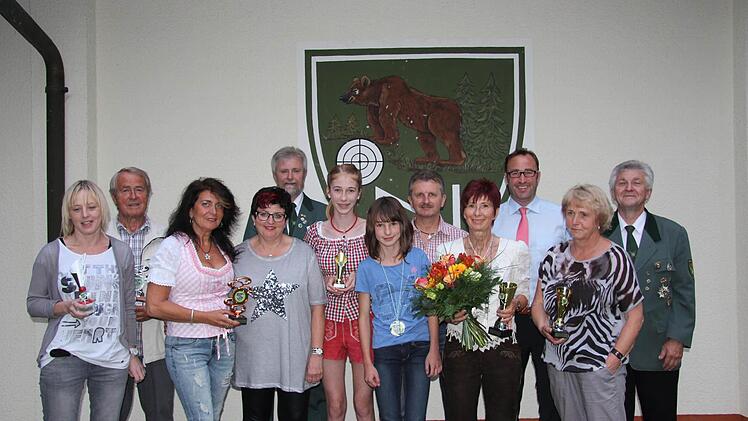 Die erfolgreichsten Einzel- und Mannschaftssch&uuml;tzen des Jedermannschie&szlig;ens mit Volksk&ouml;nigin Erika Metzler (Vierte von rechts) und Volksritterin Margit Friedrich (Zeite von rechts) sowie Schie&szlig;leiter Thomas Scheler (F&uuml;nfter von linksl), Vorsitzendem Manfred Dre&szlig;el (au&szlig;en, rechts) und Schirmherrn B&uuml;rgermeister Markus M&ouml;nch (daneben). Foto: Alexandra Kemnitzer