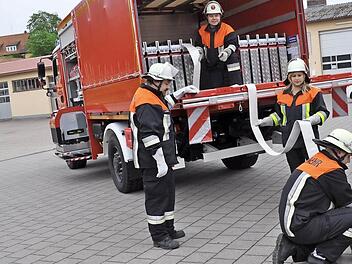 Der neue Schlauchwagen der Feuerwehr Pfarrweisach für den Katastrophenschutz wird am Sonntag offiziell übergeben. Unser Bild zeigt die Feuerwehrleute beim Testen der Schlauchleitung Foto: Simon Albrecht