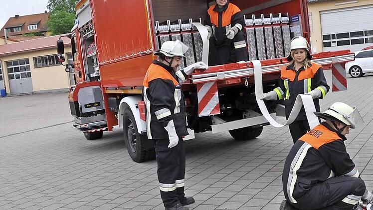 Der neue Schlauchwagen der Feuerwehr Pfarrweisach für den Katastrophenschutz wird am Sonntag offiziell übergeben. Unser Bild zeigt die Feuerwehrleute beim Testen der Schlauchleitung Foto: Simon Albrecht
