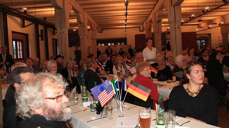 Rund 200 Gäste waren zur 40-Jahr-Feier des Partnerschaftskomitees in die Lichtenfelser Stadthalle gekommen. Foto: Gerda Völk