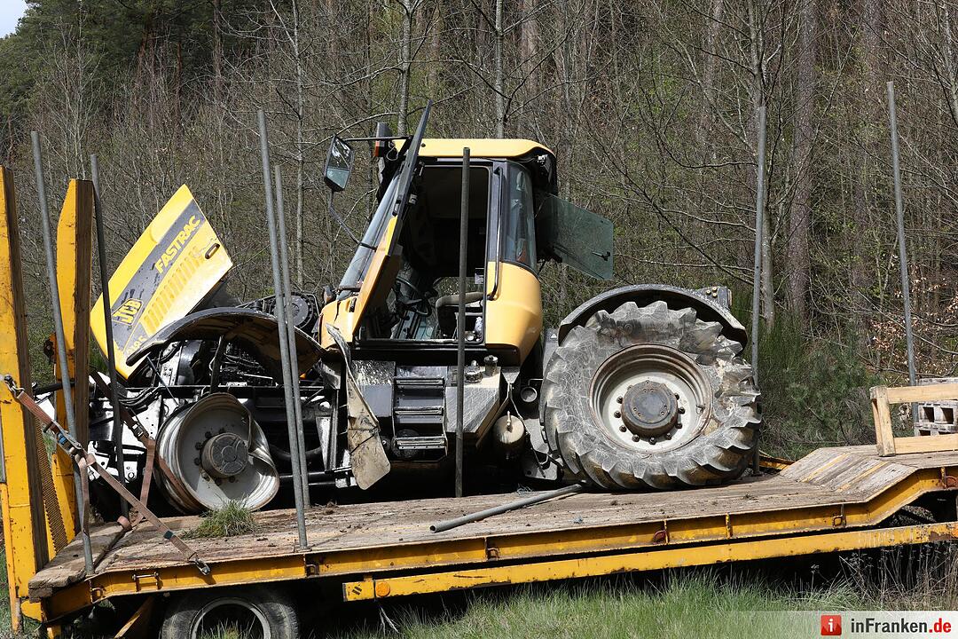 Golf kollidiert mit Traktor: 49-Jährige schwer verletzt