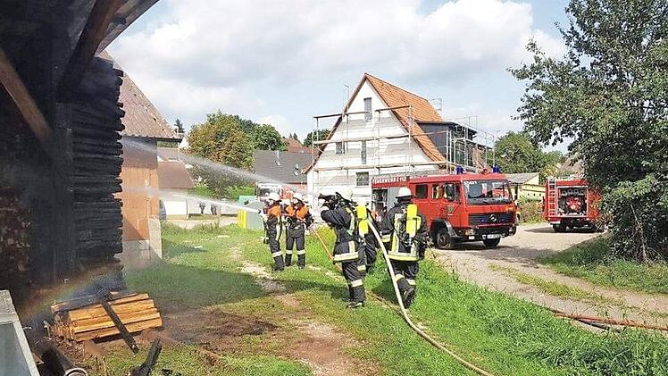 Das Feuer am Unterstand konnte durch Feuerwehr zügig gelöscht werden, allerdings wurde einiges Brennholz vernichtet. Foto: FFW Münchaurach
