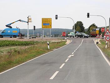 Die neue Ampelanlage bei Lonnerstadt - hier aus Sicht der von Sterpersdorf kommenden Kreisstraße - soll am  Freitag in Betrieb gehen und weitere Unfälle an dieser Kreuzung mit der B 470 verhindern.  Foto: Andreas Dorsch