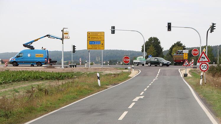 Die neue Ampelanlage bei Lonnerstadt - hier aus Sicht der von Sterpersdorf kommenden Kreisstraße - soll am  Freitag in Betrieb gehen und weitere Unfälle an dieser Kreuzung mit der B 470 verhindern.  Foto: Andreas Dorsch