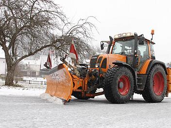 Harald Kühn steuert sein Schneepflug-Monster durch das verschneite Rettern bei Eggolshem.  Fotos: Nikolas Pelke