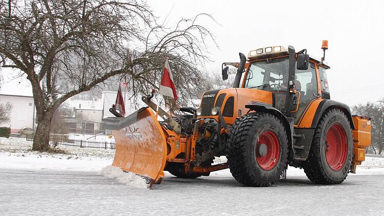 Harald Kühn steuert sein Schneepflug-Monster durch das verschneite Rettern bei Eggolshem.  Fotos: Nikolas Pelke