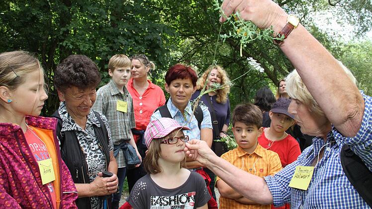 Renate Halwart hielt den Exkursionsteilnehmern die einzelnen Pflanzen anschaulich vor Augen.