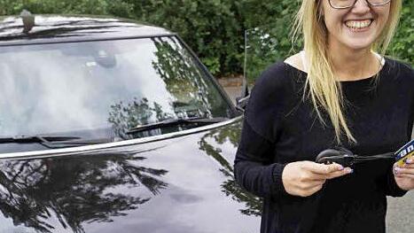 Jana Witt mit ihrem neuen Mini: Der Privatsender Antenne Bayern hatte ihn im Rahmen einer Aktion offen und mit steckendem Zündschlüssel abgestellt. Foto: Antenne Bayern