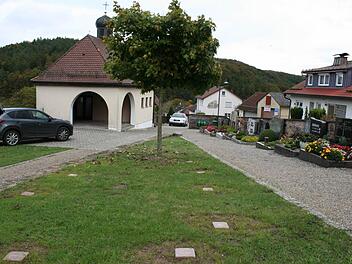 Die Urnenröhren im Stralsbacher Friedhof sind bereits eingebracht. Sowohl Gemeinde als auch die Bürger hatten sich für die Anlage eines Stelenfeldes ausgesprochen. Foto: Gabriele Sell