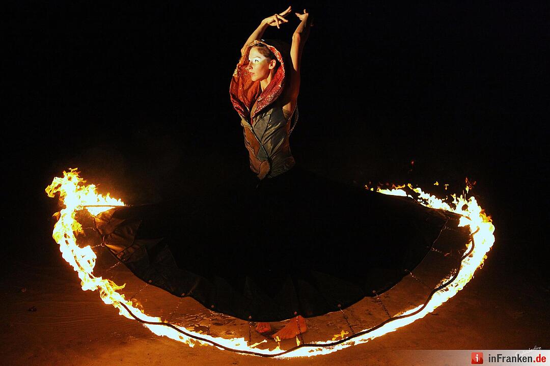 Magma Firetheater aus Ungarn tritt mit einer Multimedia-Performance auf, die Impression über ein Gedicht vom berühmten ungarischen Dichter, Sándor Weöres zeigt.
