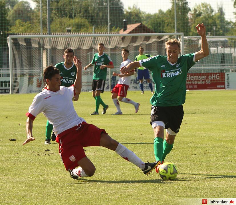 Im letzten Moment verhindert hier der Regensburger Ali Odabas (links) den Durchmarsch des Sander Marc Fischer.