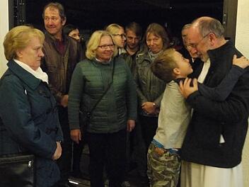 "Lass' Dich drücken", sagten junge wie ältere Röttenbacher zum Abschied ihres Pfarrers Joan Vinyeta Puntí. Foto: Pauline Lindner