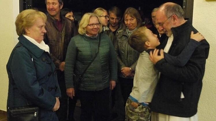 "Lass' Dich drücken", sagten junge wie ältere Röttenbacher zum Abschied ihres Pfarrers Joan Vinyeta Puntí. Foto: Pauline Lindner