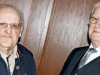 Karl Dauer (links) ist seit 65 Jahren Sänger beim "Liederkranz" Haig. Gruppenvorsitzender Bernhard Zipfel überreichte dem Ehrenvorsitzenden die Ehrennadel des Fränkischen Sängerbundes. Fotos: privat