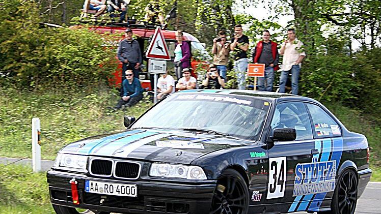 Robin Nodes gab dem BMW 318iS dermaßen die Sporen, dass das rechte Vorderrad lupfte.