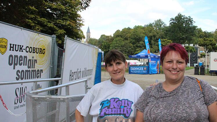 Von Anfang an dabei: Tatjana Kallwitz aus Lichtenfels (links) und Petra H. aus Burkardroth warten bereits Stunden vor dem Konzert am Einlass. Seit ihrer Kindheit sind sie große Kelly-Fans. Svenja Sollmann