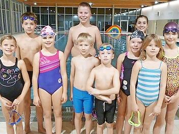 Mit Erfolgen im Gepäck kehrten die jungen Wasserratten des TV Ebern vom "Zwergelschwimmen" aus Haßfurt zurück, hinten von rechts: Paula Vierbücher, Markus Jakob, Zolt Jenei; vorn von rechts: Lena Hornung, Lilly Folde, Tilly Rose Winkler, Lukas Hanke, Simon Schneider, Milena Eller, Emely Nitzsche. Foto: Dietz