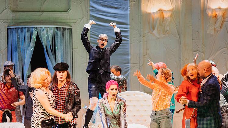 Turbulent und bunt: Szene aus der Coburger Neuinszenierung der Strauß-Operette "Die Fledermaus" am LandestheaterFoto: Sebastian Buff