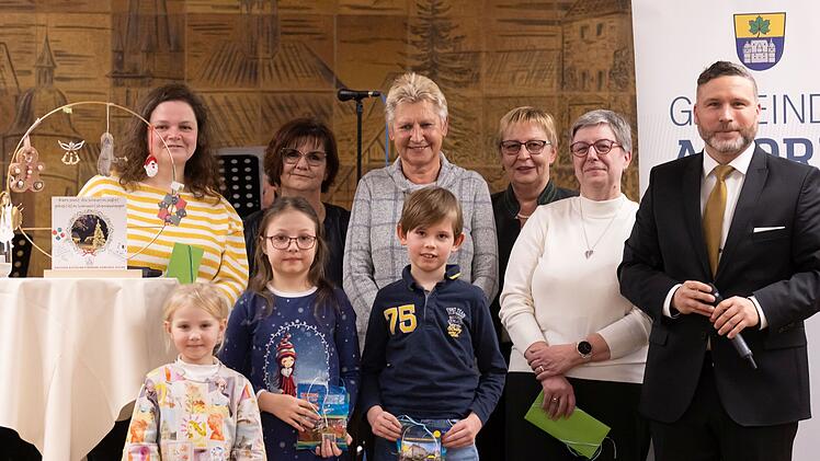 Ahorn: Gewinner gekürt - "tolle Anhänger" für Weihnachtsbaum im Rathaus