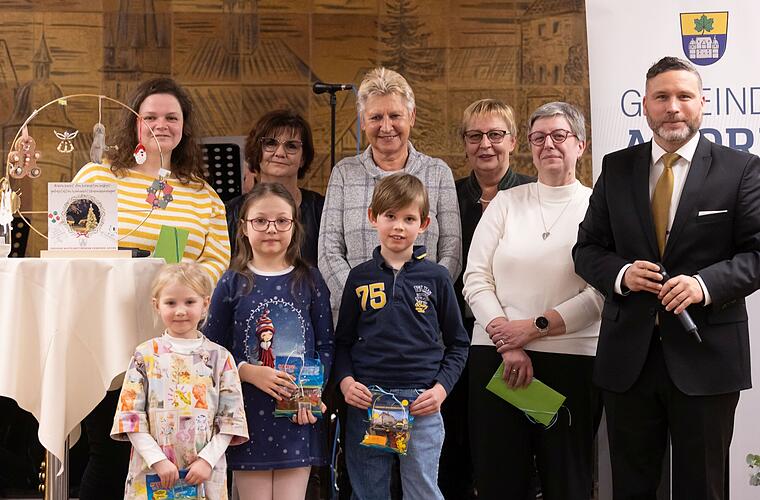 Ahorn: Gewinner gekürt - "tolle Anhänger" für Weihnachtsbaum im Rathaus