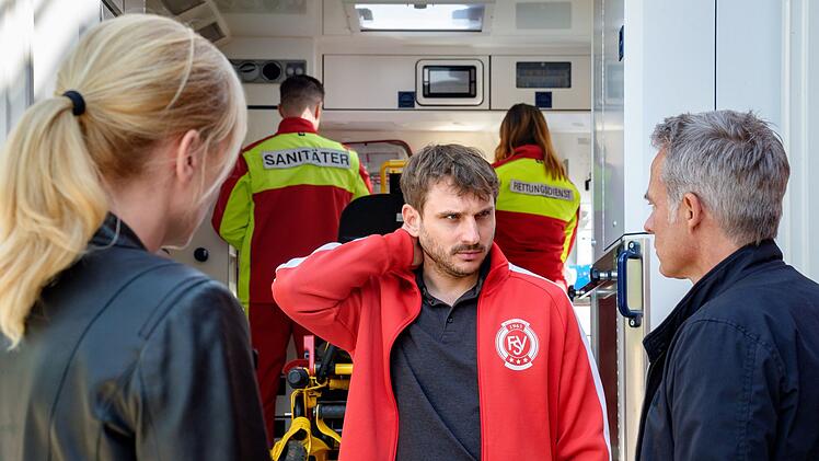 Jan Maybach (Marco Girnth, rechts), der mit Kollegin Ina Zimmermann (Melanie Marschke) vor Ort ist, staunt nicht schlecht, wen er vor sich hat: Rico Sch&auml;fer (Felix Bold) hat vor Jahren seinen Freund und Kollegen erschossen. War er auch am aktuellen Raub&uuml;berfall beteiligt?