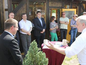 FDP-Fraktionsvorsitzender Thomas Hacker (rechts) stellt die Erfolge der FDP in den vergangenen fünf Jahren in Bayern heraus. Als einziger oberfränkischer FDP-Landtagsabgeordneter hofft er, dass er nach der Wahl Unterstützung durch den Kulmbacher Thomas Nagel (links) in München erhält.  Fotos: Jürgen Gärtner