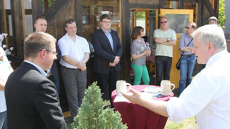 FDP-Fraktionsvorsitzender Thomas Hacker (rechts) stellt die Erfolge der FDP in den vergangenen fünf Jahren in Bayern heraus. Als einziger oberfränkischer FDP-Landtagsabgeordneter hofft er, dass er nach der Wahl Unterstützung durch den Kulmbacher Thomas Nagel (links) in München erhält.  Fotos: Jürgen Gärtner