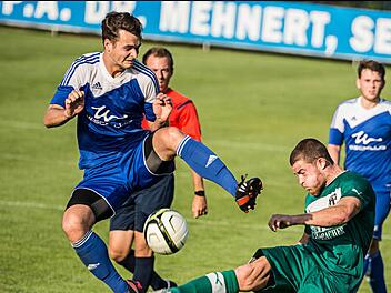 Philipp Beetz (blaues Trikot) krönte seine starke Leistung in Haibach mit dem Führungstreffer für den VfL Frohnlach, allerdings glichen die "Grün-Weißen" zehn Minuten vor dem Ende noch aus. Foto: Heinrich Weiß