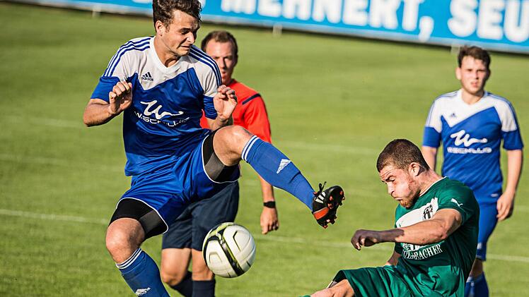 Philipp Beetz (blaues Trikot) krönte seine starke Leistung in Haibach mit dem Führungstreffer für den VfL Frohnlach, allerdings glichen die "Grün-Weißen" zehn Minuten vor dem Ende noch aus. Foto: Heinrich Weiß