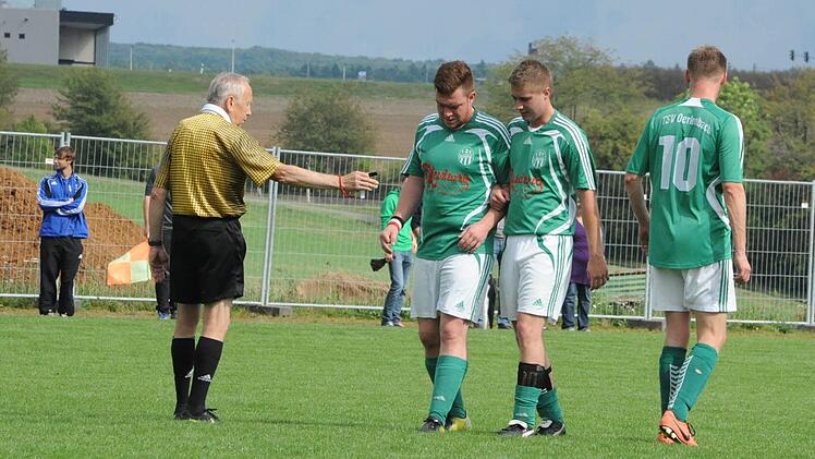 Alles hört auf sein Kommando: In aller Ruhe postiert der Referee die Mauer mit Akteuren des TSV Oerlenbach. Foto: Hopf