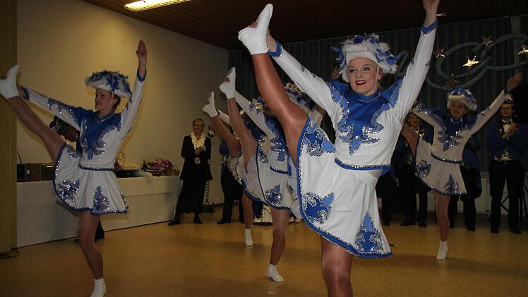 Die Tänzerinnen der Lichtenfelser Ballettschule Doris Diroll tanzten den Gardetanz des MCC.