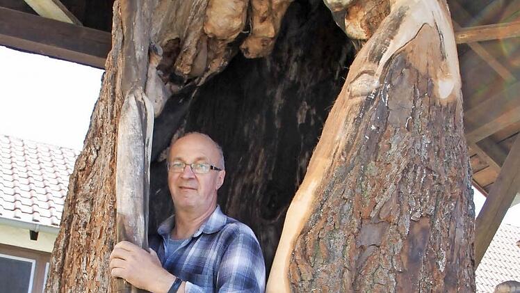 Bis zu sieben Menschen passen ins Innere des Baumes, nur schlank müssen sie sein.Foto: Heike Beudert