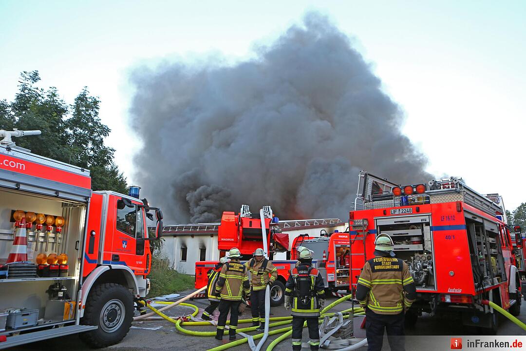 Grossbrand nach Explosion auf Indoor-Kartbahn Foto: News5/Herse