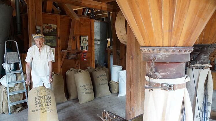 Waldemar Zellhan war der letzte Müllermeister in der Dürrmühle. Für das Fest schafft er Ordnung. Foto: Arkadius Guzy