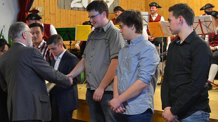 Bürgermeister Waldemar Bug zeichnete insgesamt sieben Kammersieger aus. Hier gratuliert er Simon Nies aus Waldfenster, der den 1. Platz als Betonfertigteilbauer der IHK Schweinfurt belegte. Neben Nies stehen rechts Niklas Kirchner und Jonas Voll, links sind David Wehner und Alexander Walter zu sehen.  Foto: Kathrin Kupka-Hahn