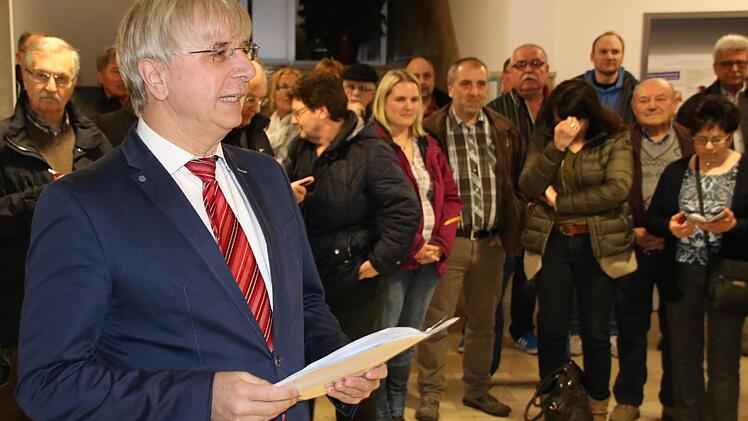 Gemeindewahlleiter Manfred Rott verkündet das Ergebnis der Bürgermeisterwahl.