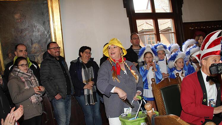 Beim Rathaussturm in Bad Staffelstein: Margit Schnapp stellte sich als Bürgermeister-Kandidatin vor. Als "Makrelen-Margit" verteilte sie Fische unters Wahlvolk.Gerda Völk