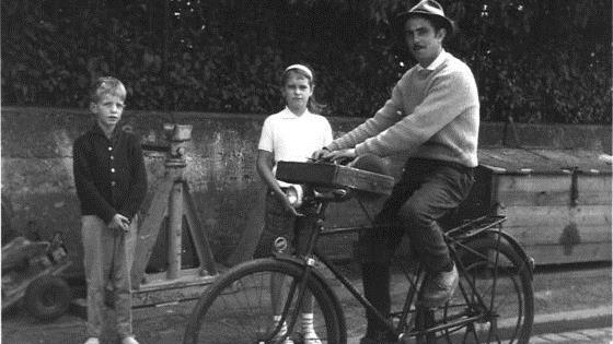 War in den sechziger Jahren ein gewohntes Bild: Der Scherenschleifer kam nach Kulmbach. Fortschrittlich der Antrieb des Schleifsteins: emissionsfrei mit Muskelkraft und den Fahrradpedalen.  Foto: Archiv Stephan Tiroch