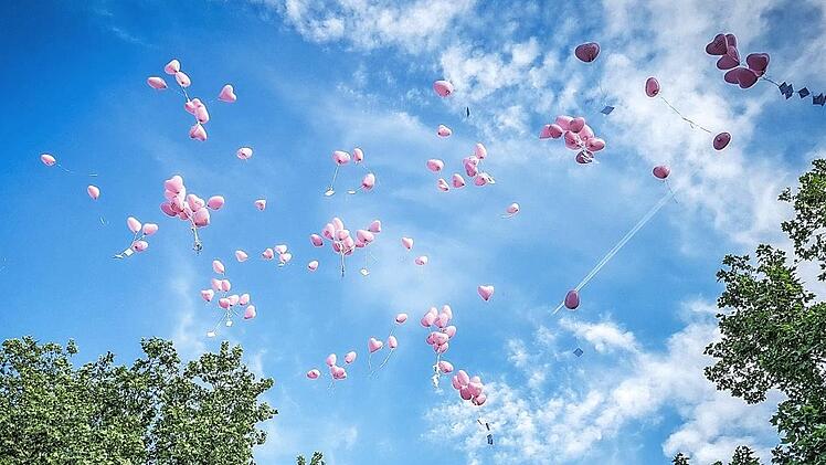 Beim Rainbow Flash stiegen 100 Luftballons gen Himmel.  Foto: privat