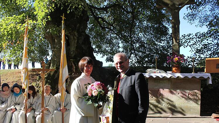 Bürgermeister Gotthard Schlereth begrüßt Frau Strauß mit einem Blumenstrauß. Birgit Will